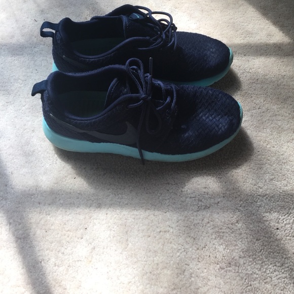limited edition women’s Nike Roshe - Picture 2 of 4