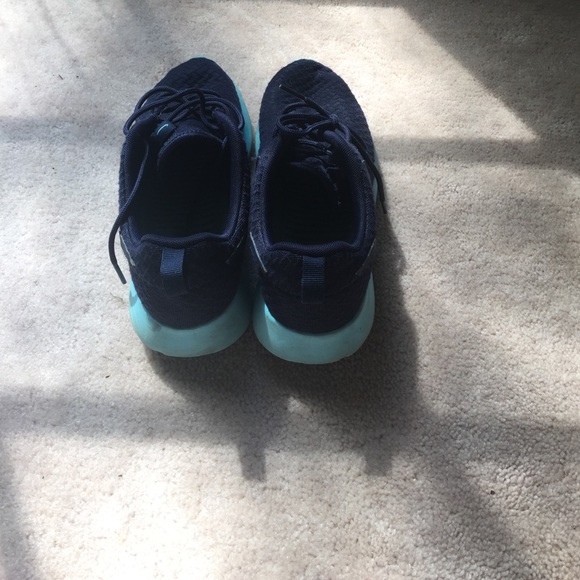 limited edition women’s Nike Roshe - Picture 3 of 4