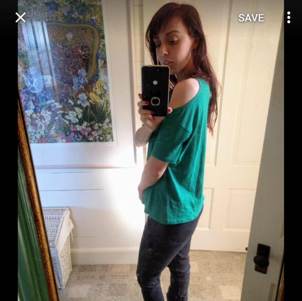 BB Dakota cut out shoulder top