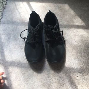 Black and grey Nike roshe run