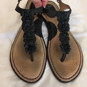 b.o.c black sandal in size 8