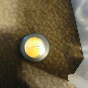 Mac eyeshadow in Goldmine