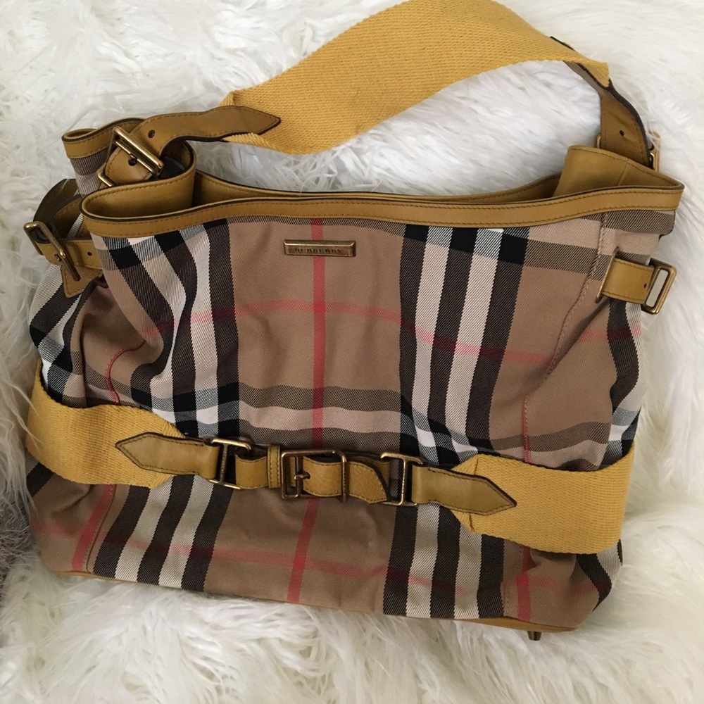 Burberry shoulder bag.