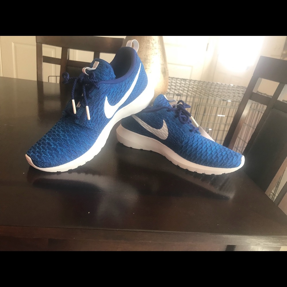 BRAND NEW NIKE ROSHES!