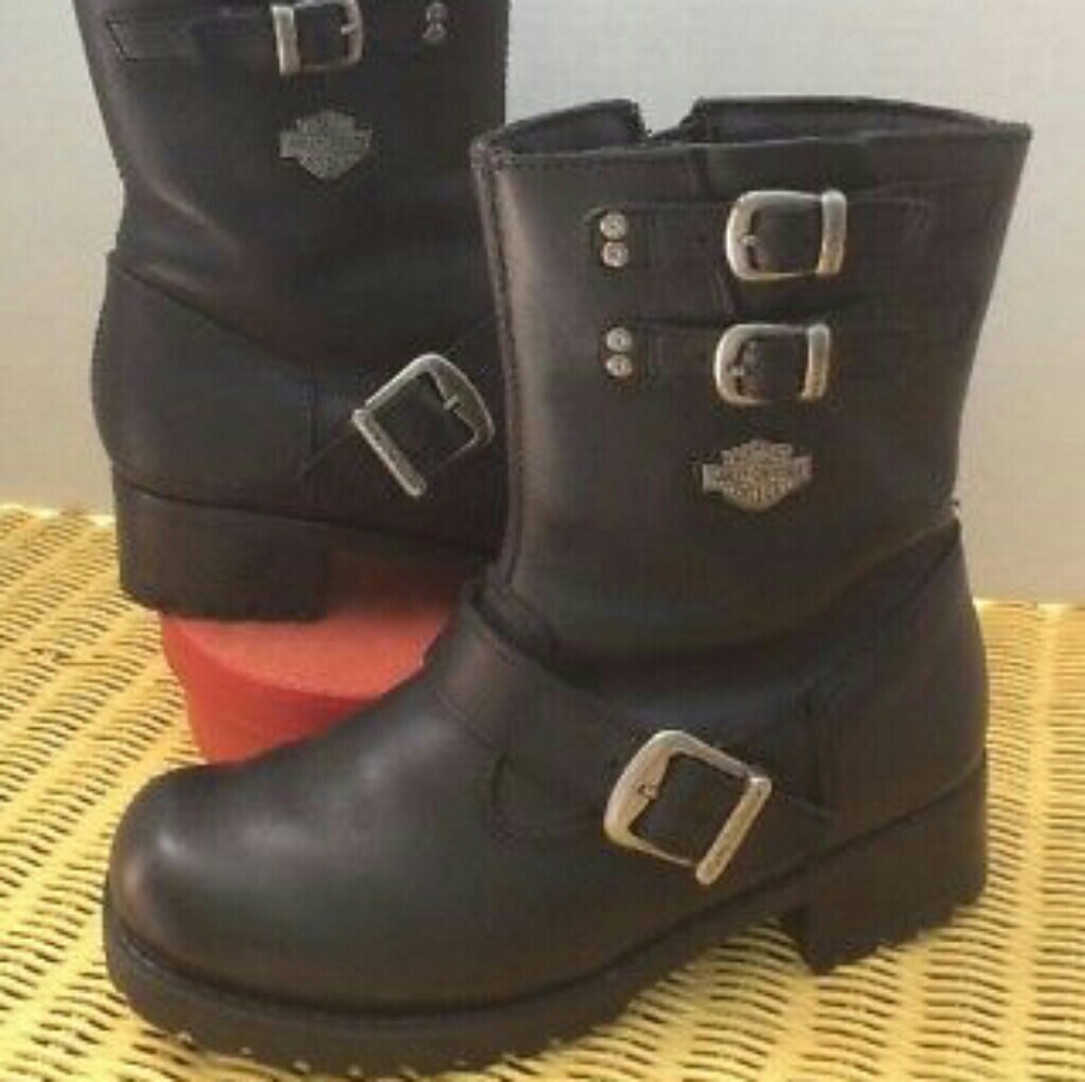 Iso boots ! Size 7.5-8 looking to spend ubder $30