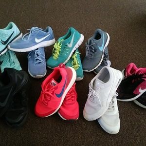 Lots of nike tennis shoes