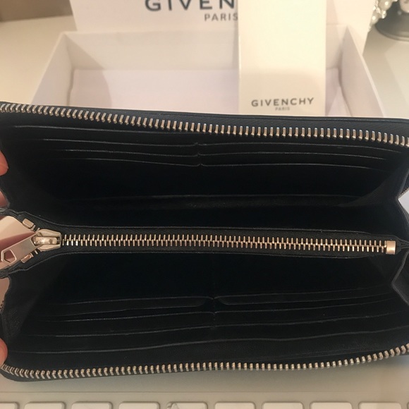 GIVENCY Wallet - Picture 2 of 4