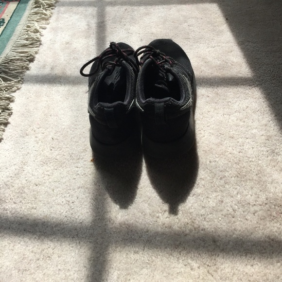 Grey and black roshe run - Picture 1 of 4