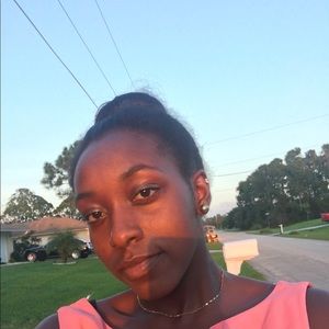 Meet your Posher, Chanelle