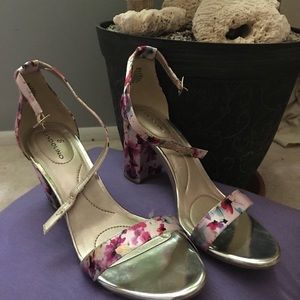 NWOT! Bandolino floral heels with ankle strap!