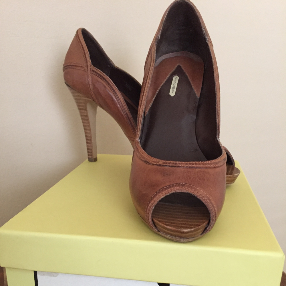 Peep-toe high-heeled shoes