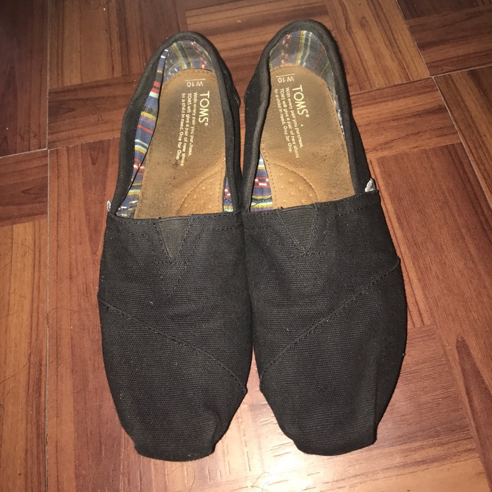 Slightly Worn TOMS✨