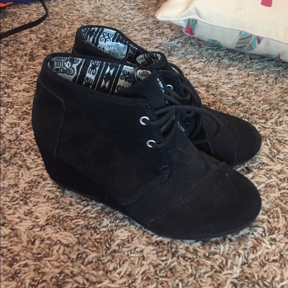 TOMS wedge black booties!!