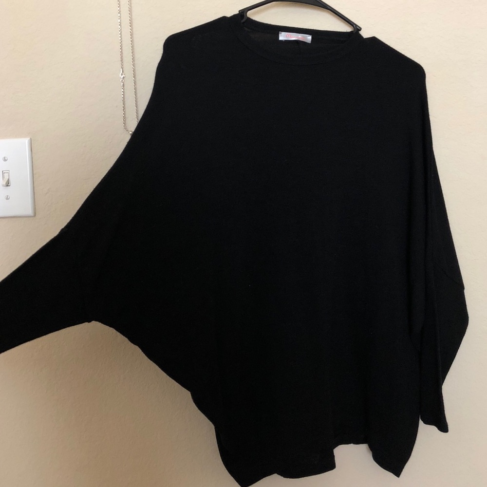 Black deep sleeve blouse