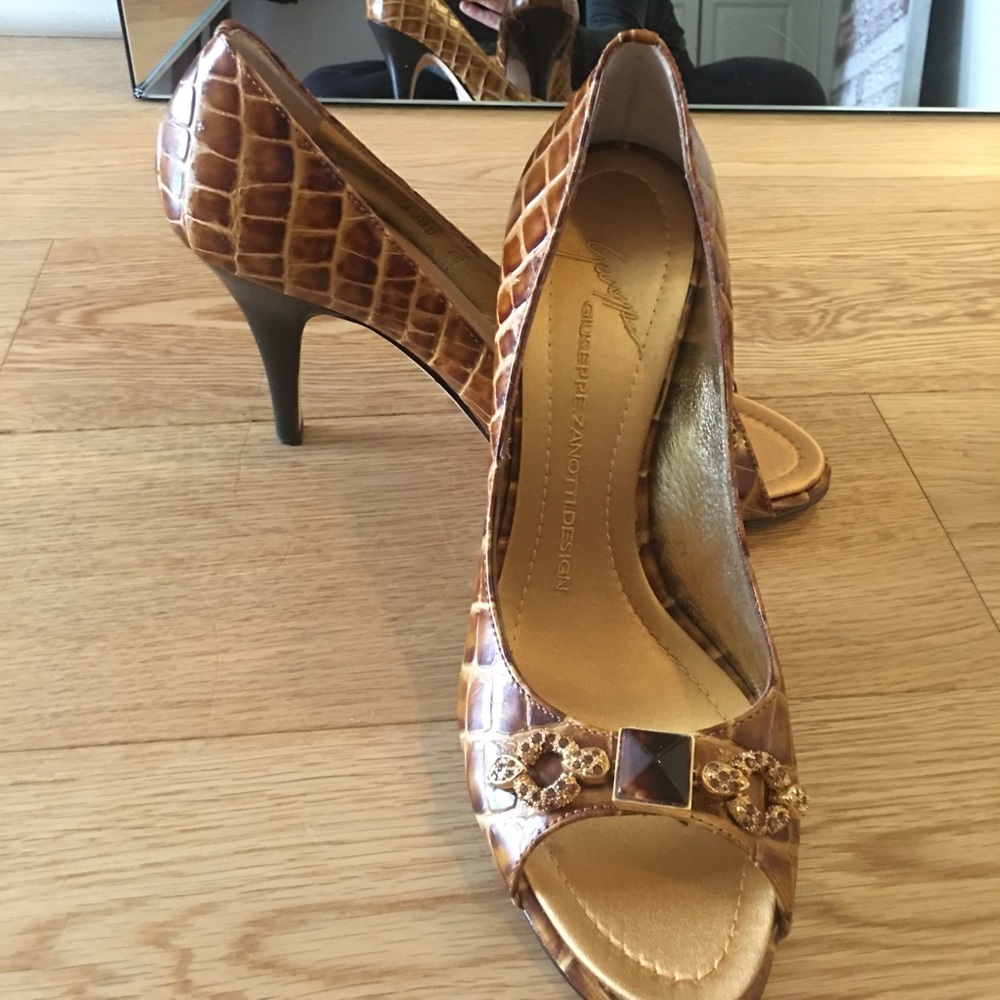 NEW GIUSEPPE ZANOTTI PUMPS SIZE 37 !
