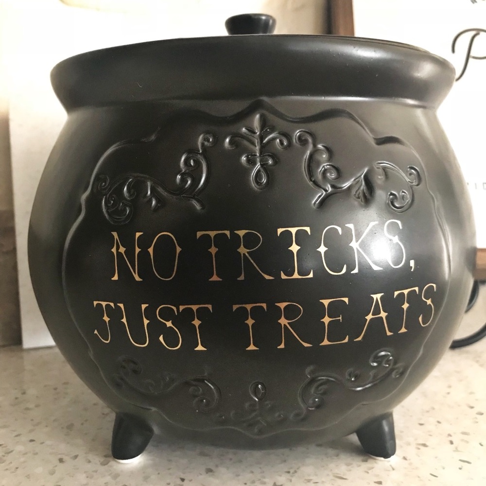 🚫SOLD🚫No tricks just treats Rae Dunn / Magenta