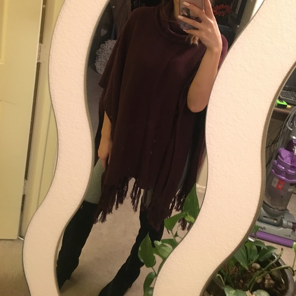 Burgundy pull over poncho w/ fringes ❤️