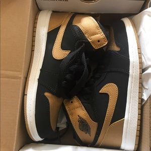 New with box Jordan 1 Retro Blk/Gold kids size 12