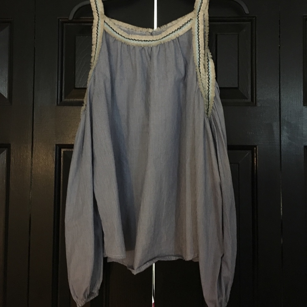 Open shoulder top💙