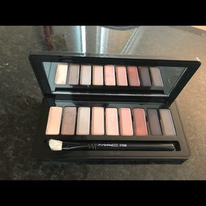 MAC Nutcracker smoky eye palate.