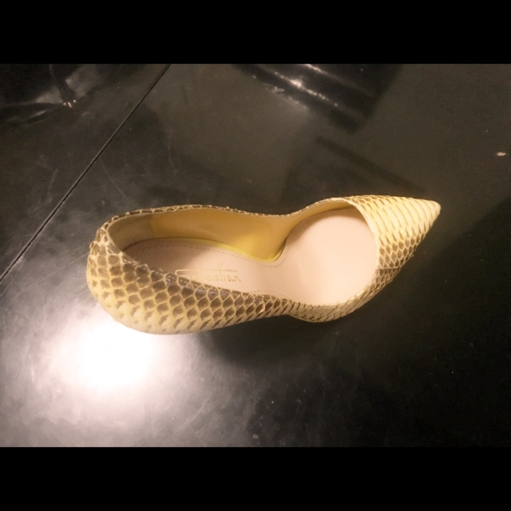 Serbatian shoes and Oscar de la rental