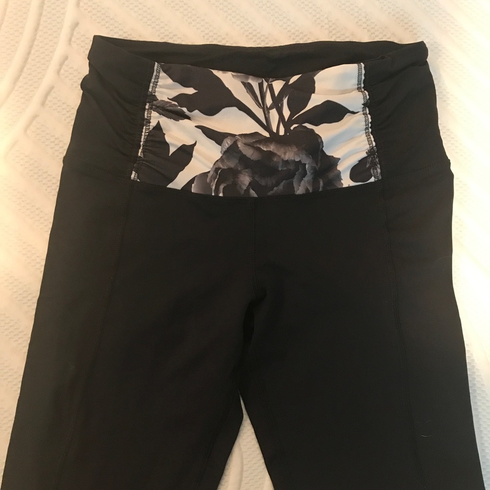 Size 4 Lululemon zipper ankle crop