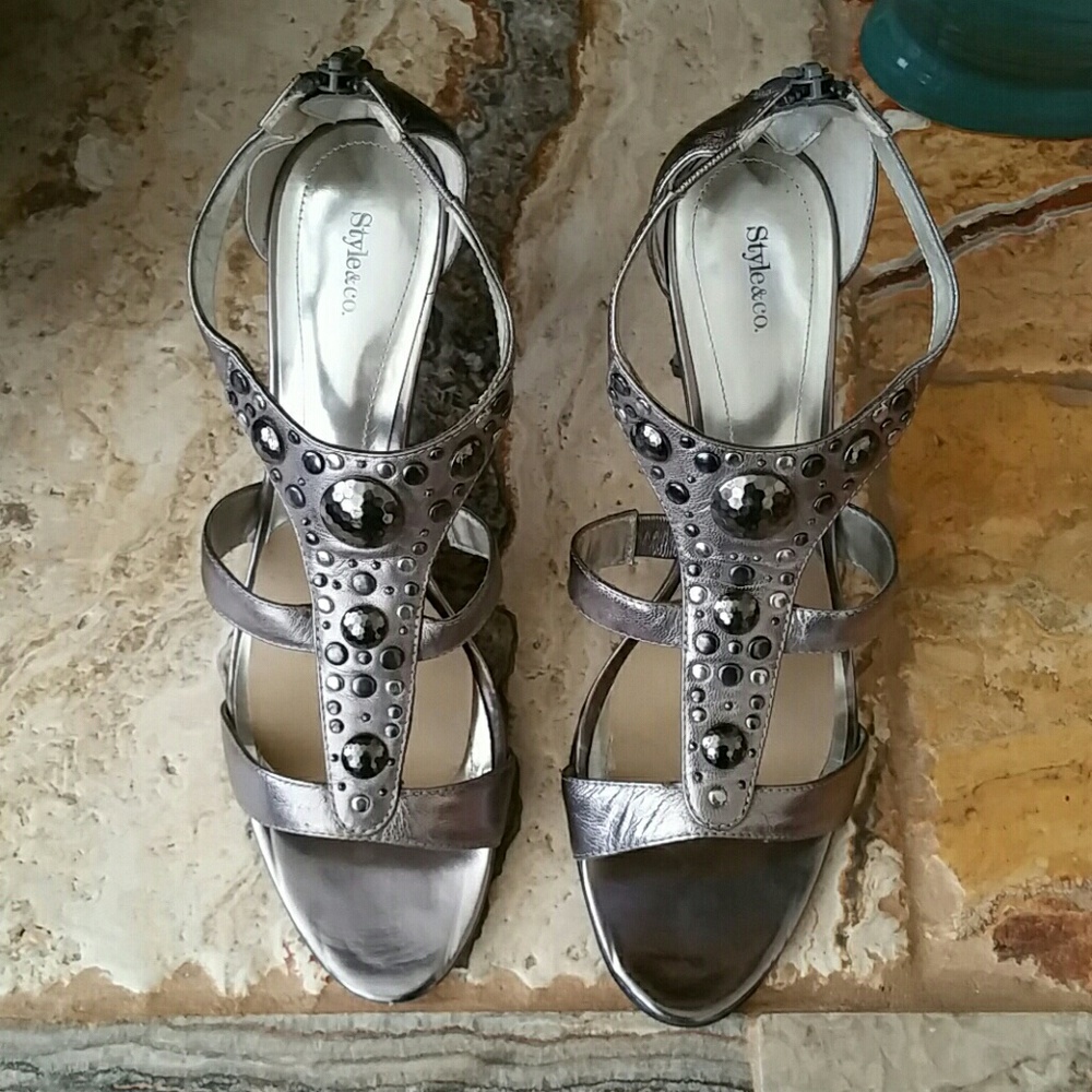 STYLE & CO. JEWELED HEEL