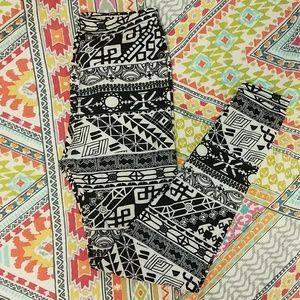 NWOT B&W Patterned leggings