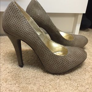 Steve Madden Snake print pumps size 7.5