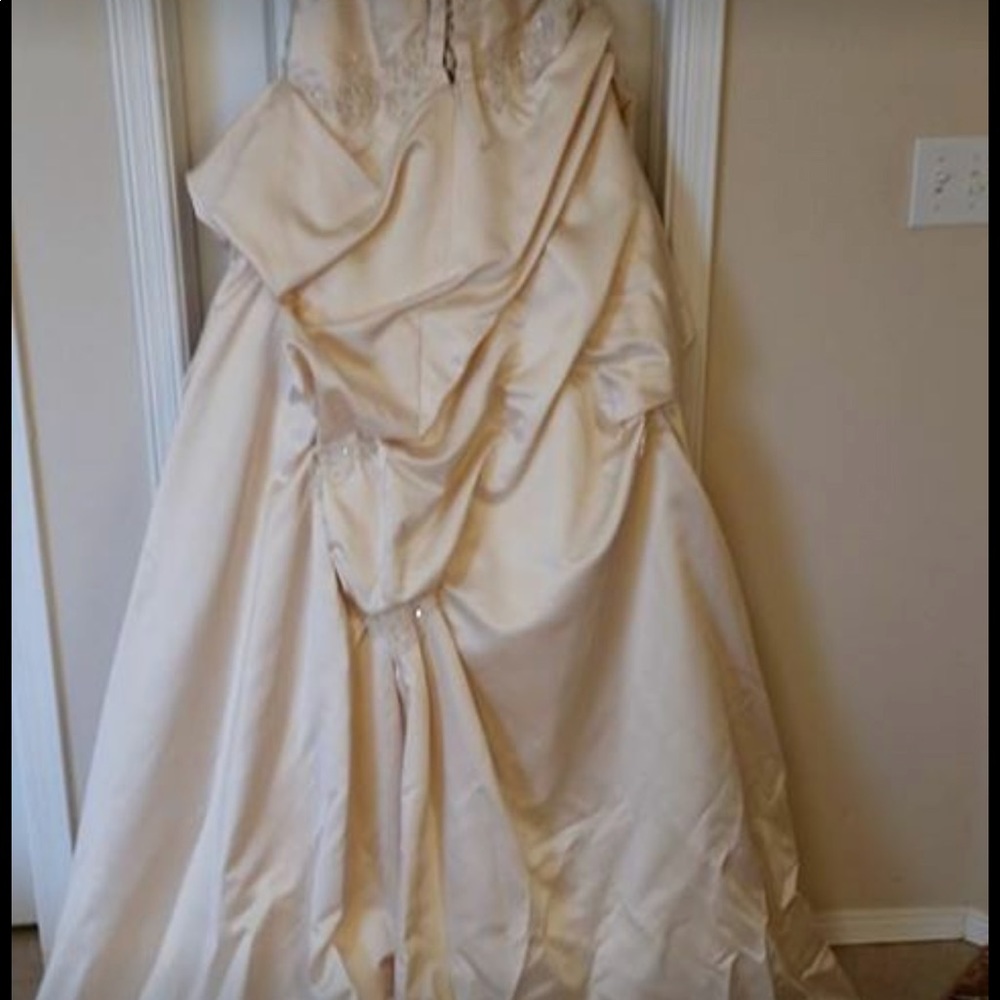 Elegant silk wedding dress.  Negotiable!!!