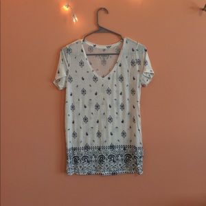 v-neck tee
