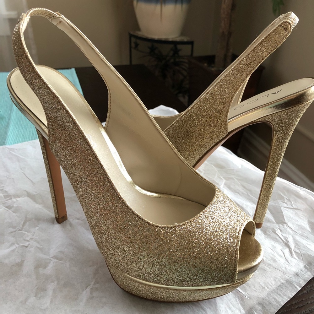 💞 NW Aldo “Mesiano” shoes in glittery gold!