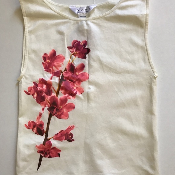 Danskin Tops - 👚 Freestyle DANSKIN stretch floral top NWT