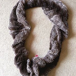 Luxe Junkie long faux fur scarf - choc.