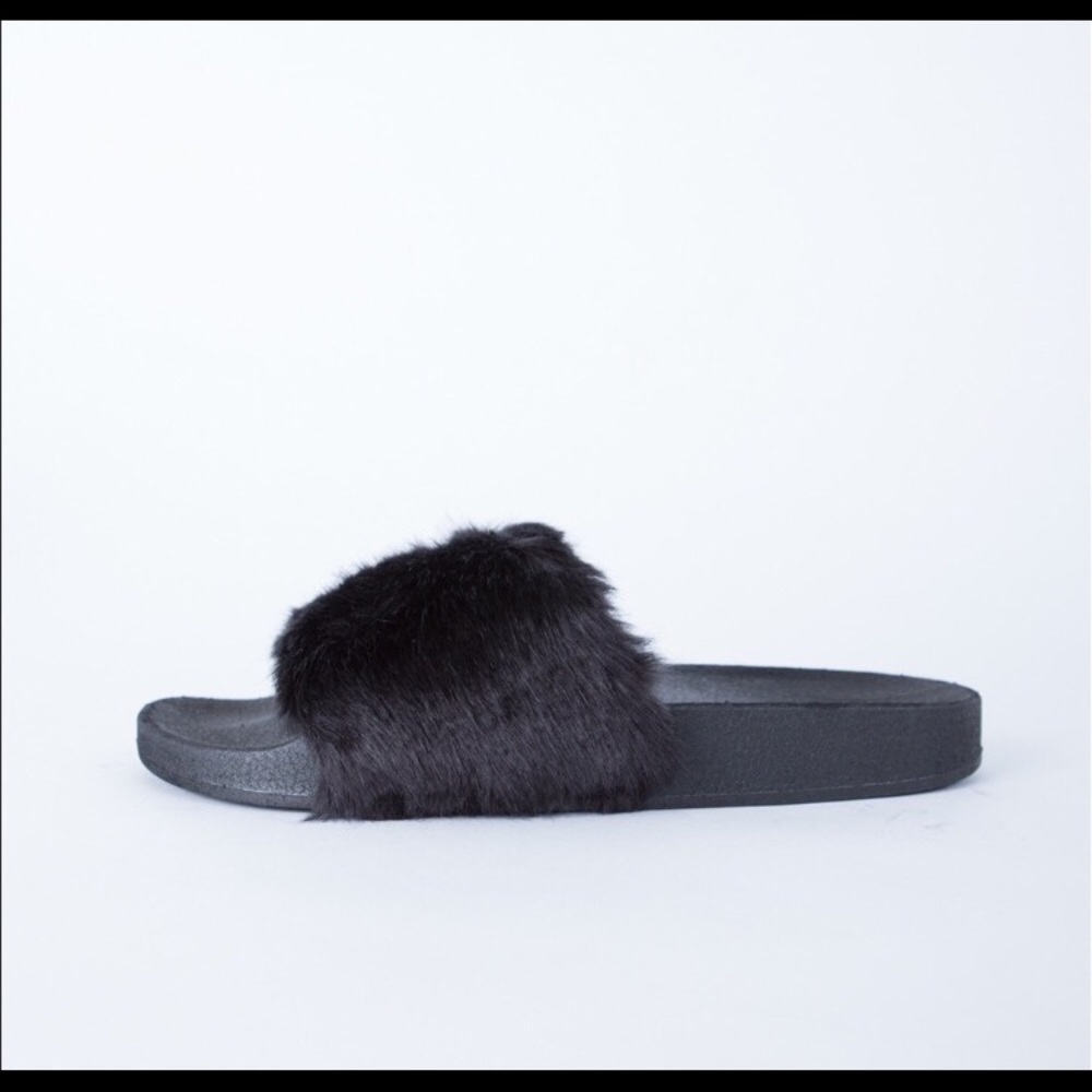 SALE 🔥 Black Faux Fur Slide Sandals - Picture 2 of 2