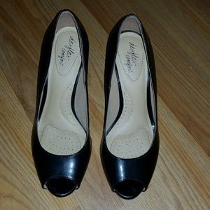 Donating Monday-Black wedge pumps