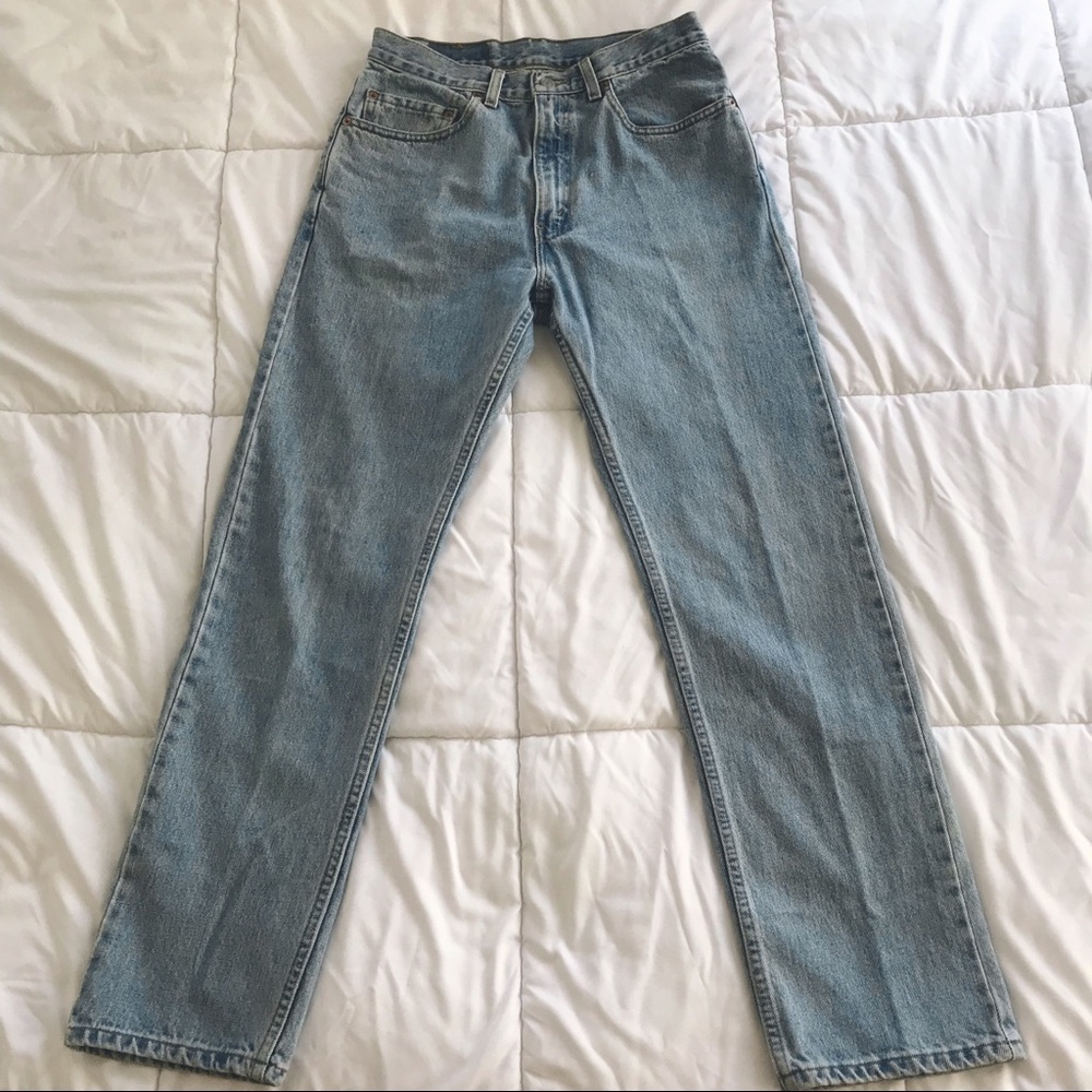 SOLD π light wash Leviβs High Waisted Mom Jeans - Picture 2 of 5