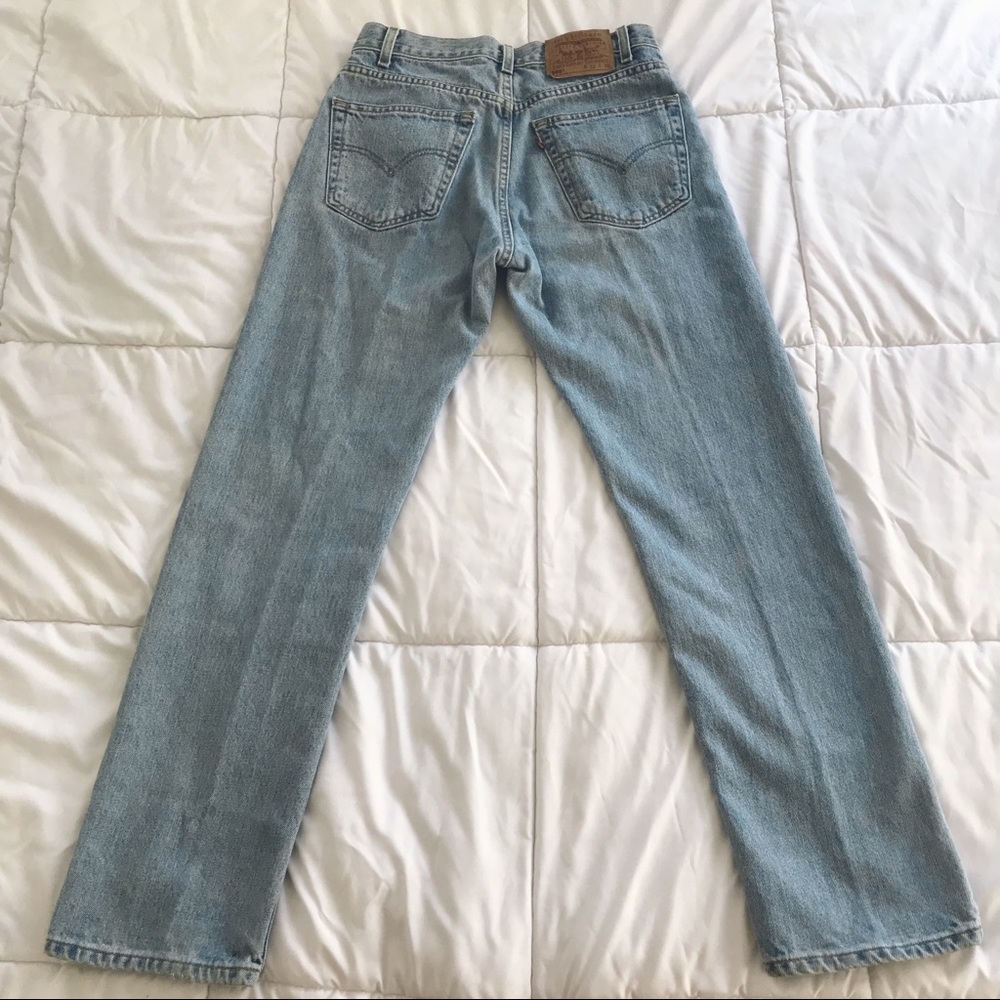 SOLD π light wash Leviβs High Waisted Mom Jeans - Picture 3 of 5