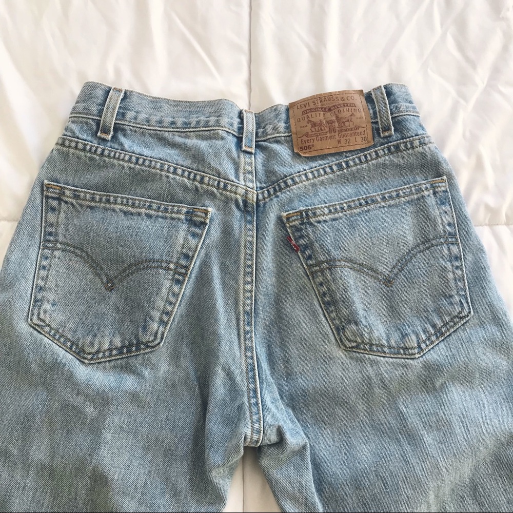 SOLD π light wash Leviβs High Waisted Mom Jeans - Picture 4 of 5
