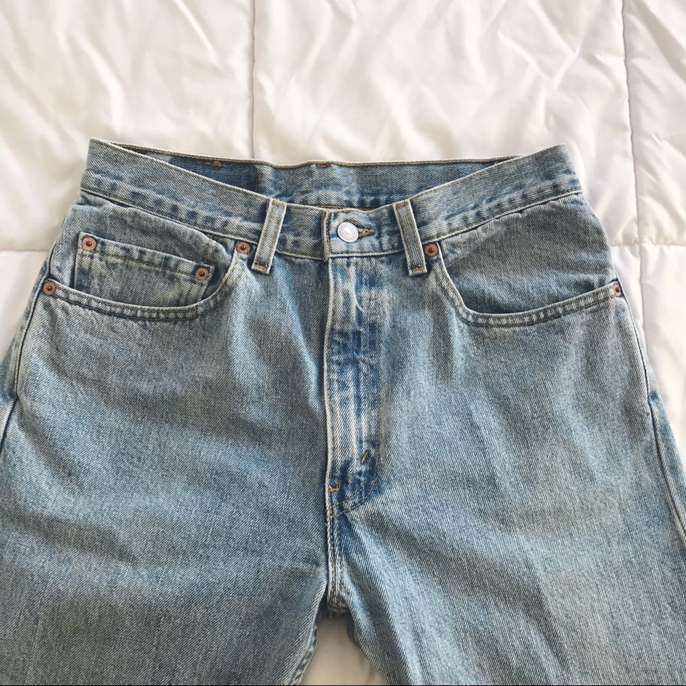 SOLD π light wash Leviβs High Waisted Mom Jeans - Picture 5 of 5