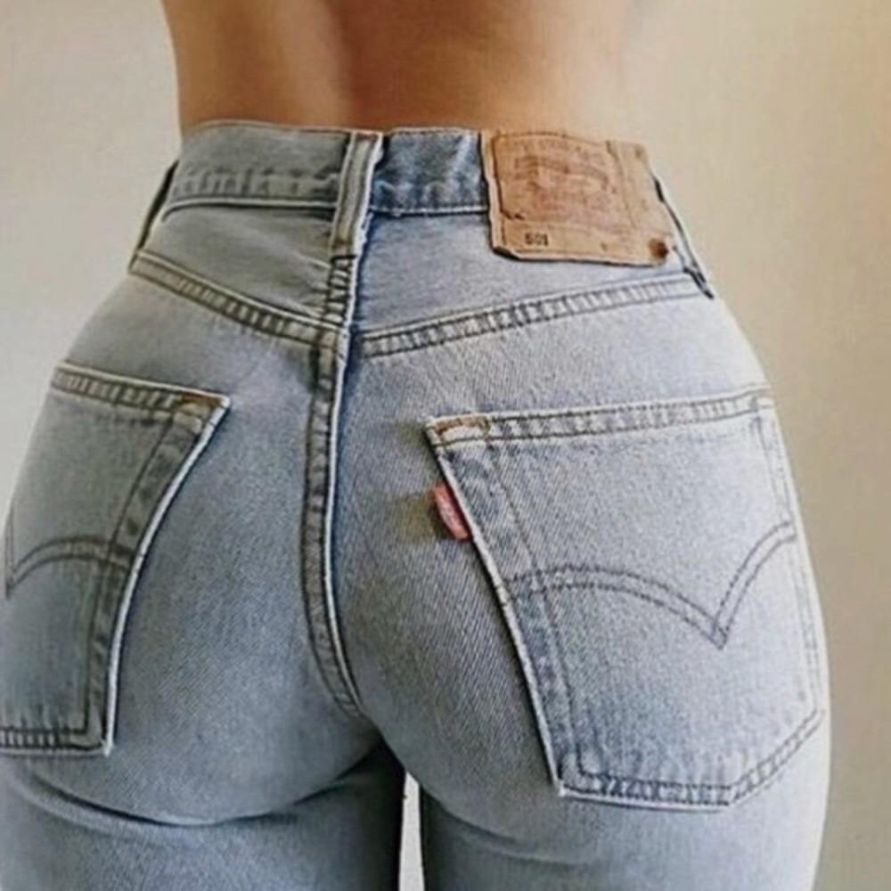 SOLD π light wash Leviβs High Waisted Mom Jeans - Picture 1 of 5