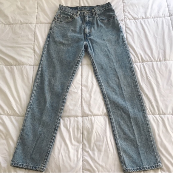 SOLD 💖 light wash Levi’s High Waisted Mom Jeans - Picture 2 of 5