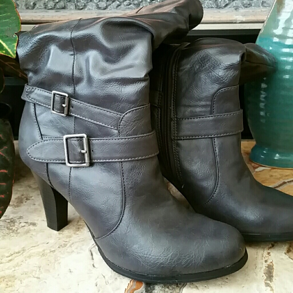 DRESS BARN GREY LEATHER BOOTS
