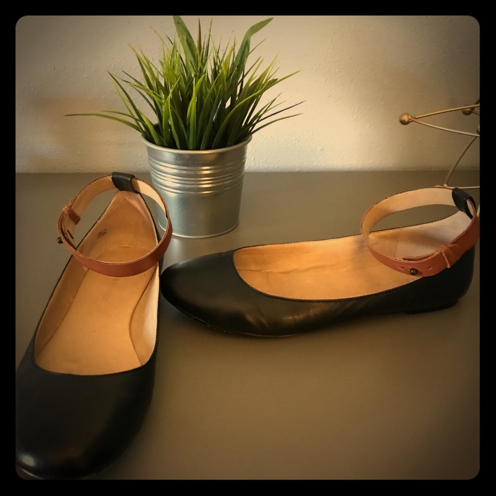 Hive&Honey - Black & Tan Leather Flats