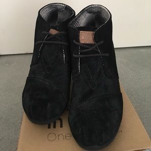 BRAND NEW! - Toms Desert Wedge - Black Suede