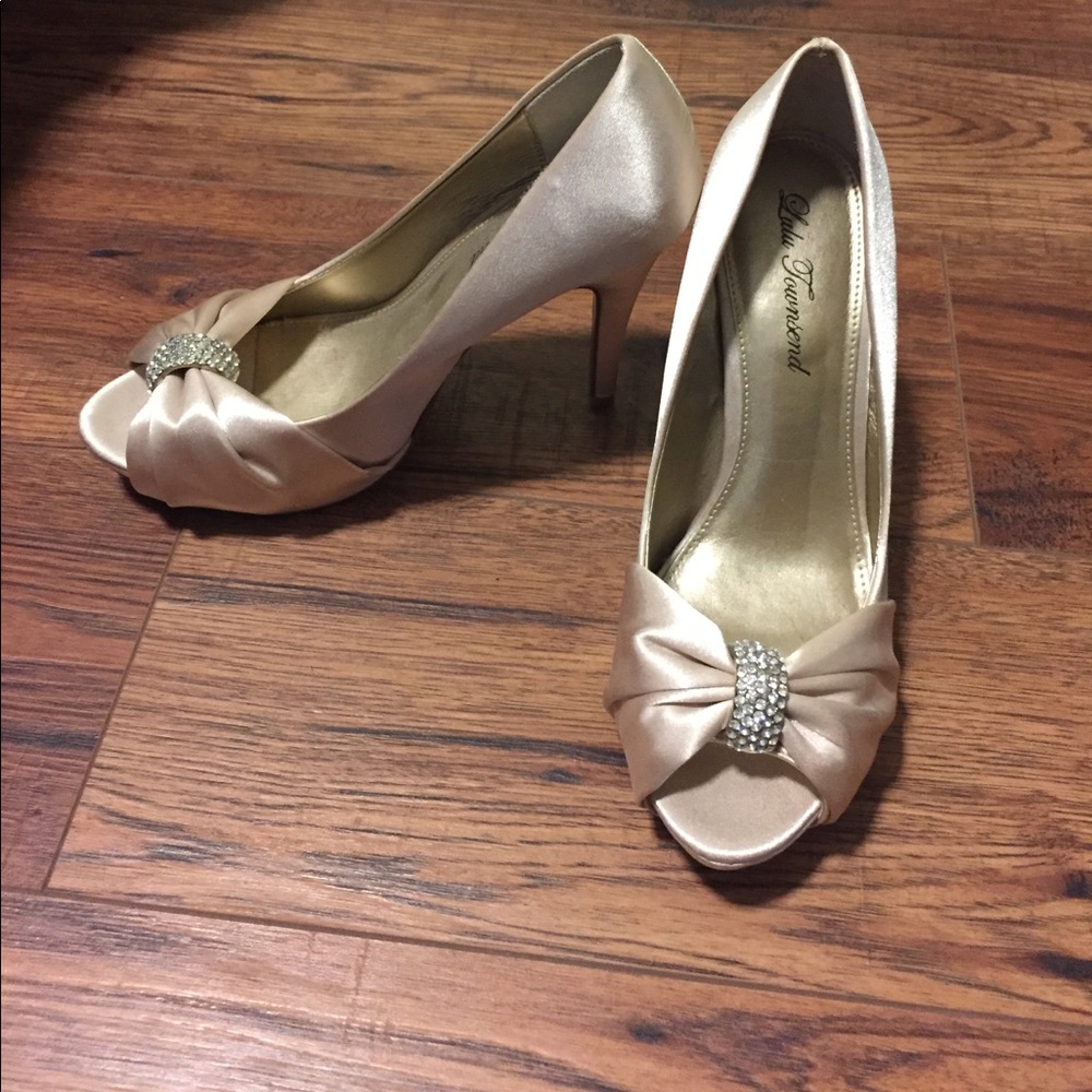 Satin off-white bow platform stilettos