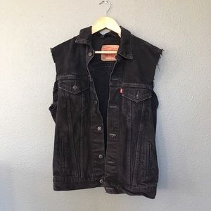 Black Levi’s denim vest