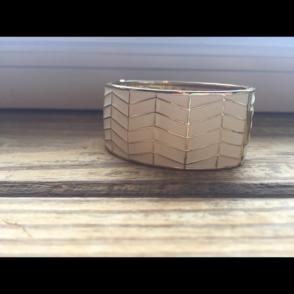 House of Harlow 1960 bracelet in white and gold!