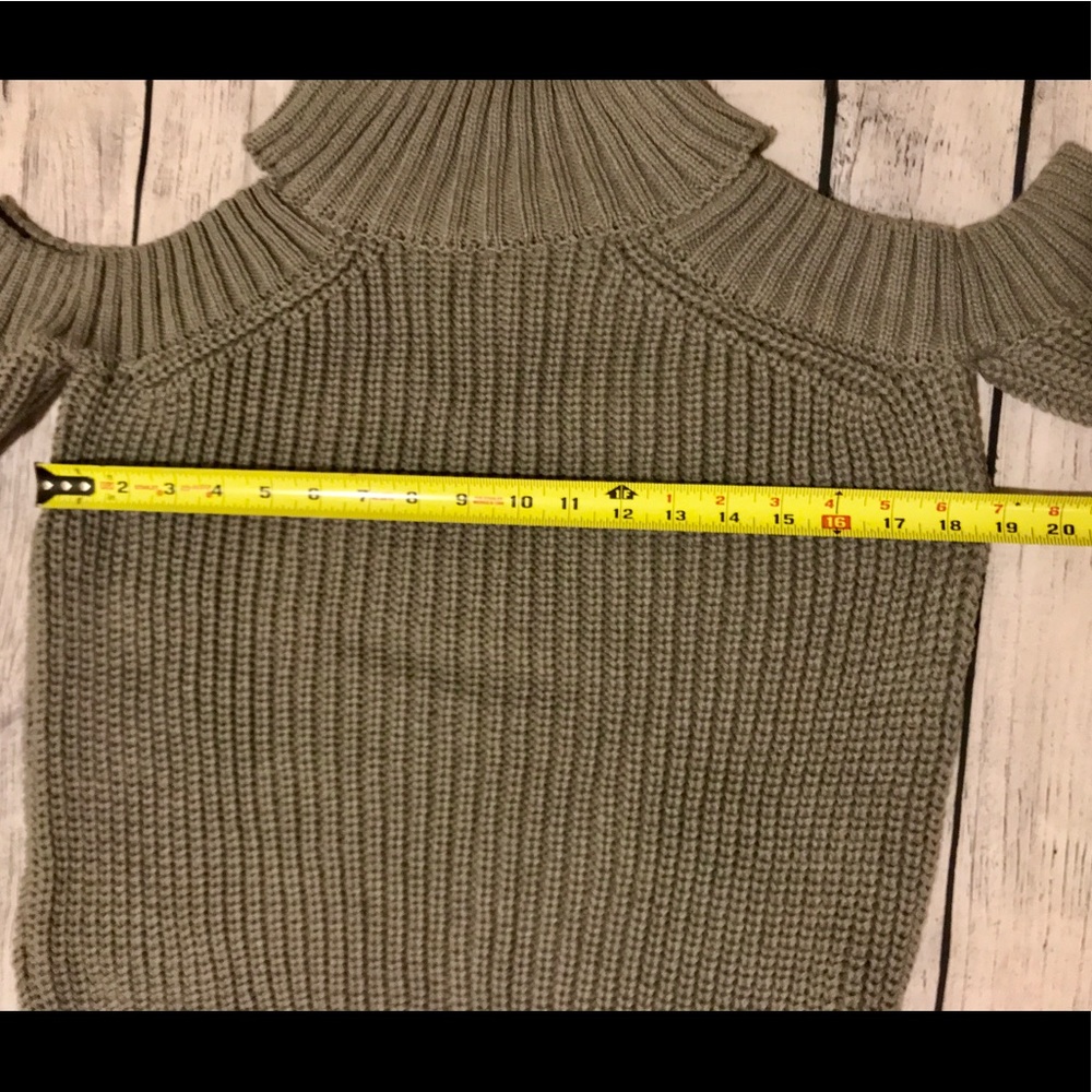 TURTLENECK COLD SHOULDER SWEATER - Picture 4 of 5
