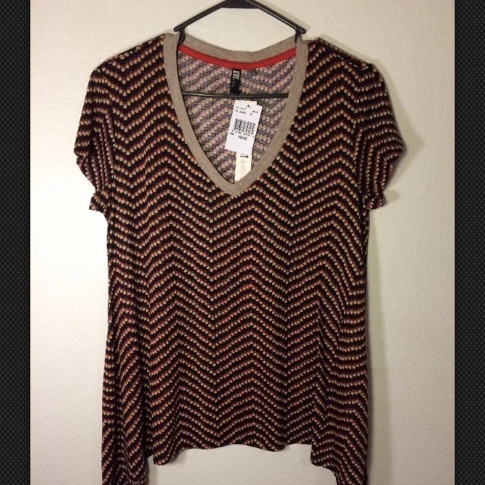 Kut from the Kloth sharkbite v Neck shirt